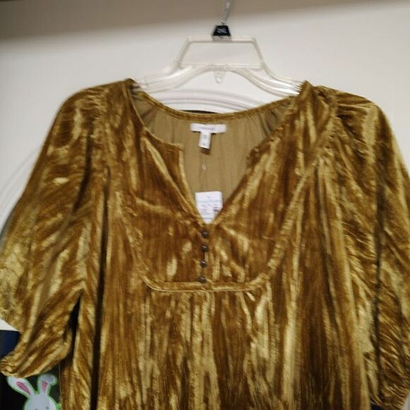 New Maurices Dark Gold Velour Feel Top Size Women's M - Picture 2 of 2